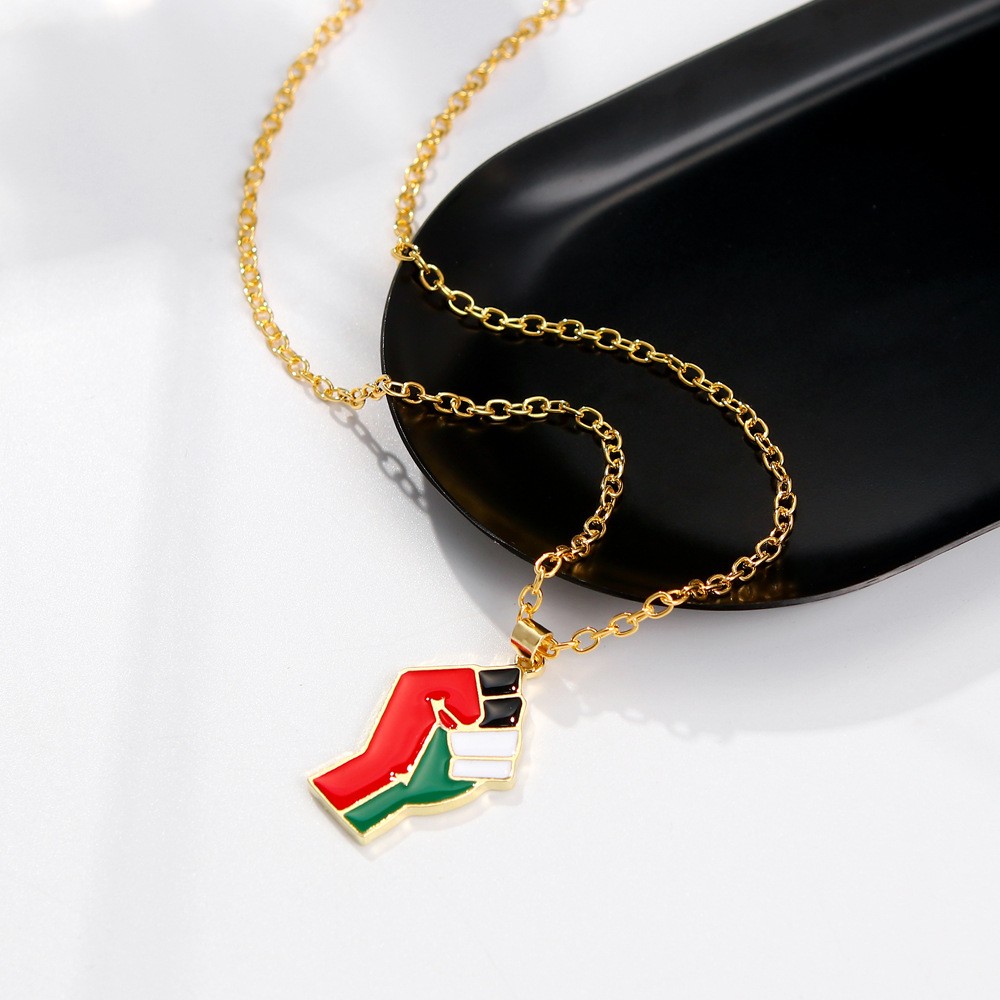 Collier Poing Palestinien – Symbole de Résistance et de Solidarité