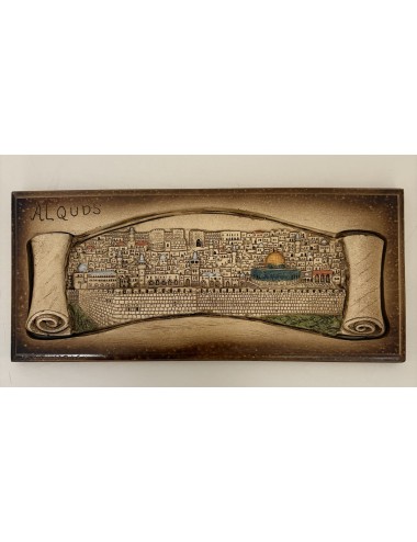 "Al Quds enroulée" – Bas-relief mural.  La Ville Sainte dévoilée dans un parchemin sculpté