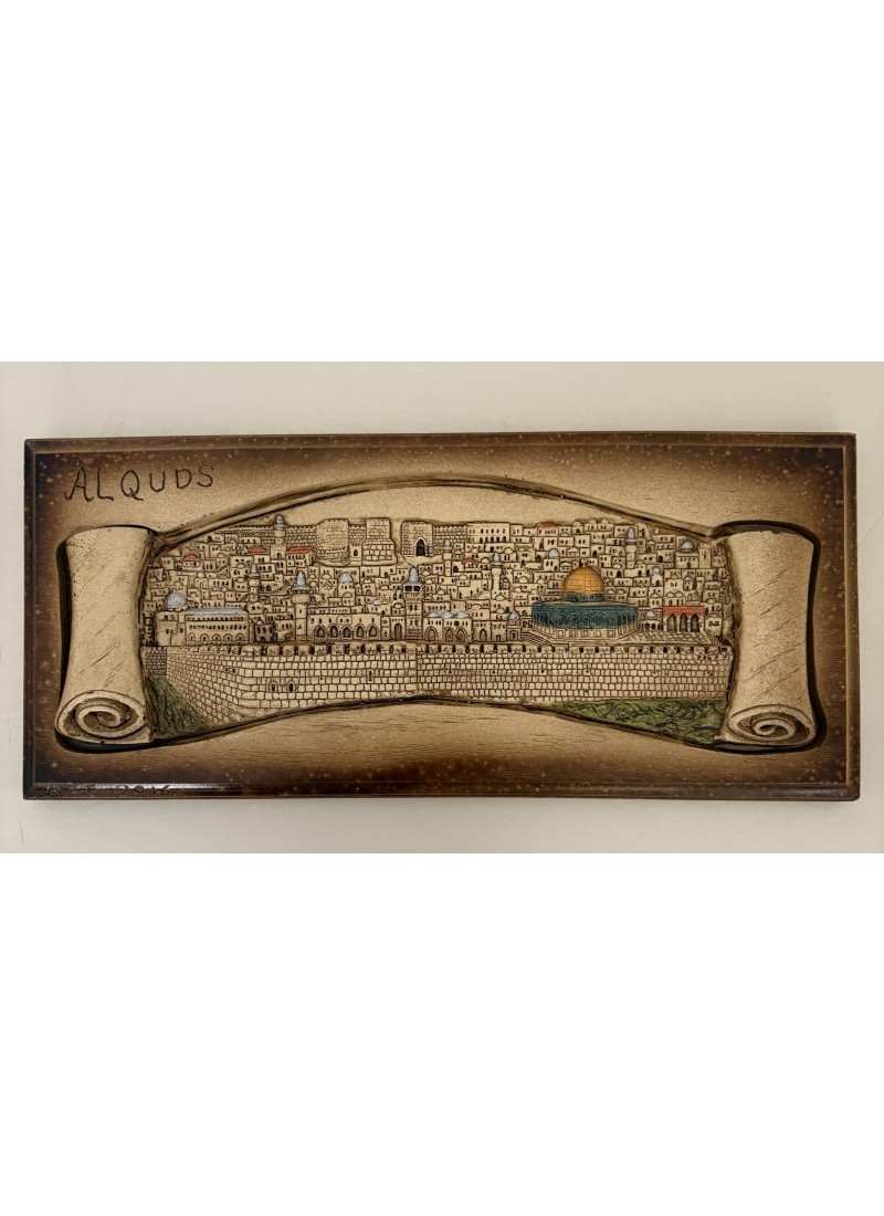"Al Quds enroulée" – Bas-relief mural.  La Ville Sainte dévoilée dans un parchemin sculpté