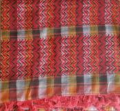 Keffieh palestinien Original Rose lisérés rouge et noir pompons rouges