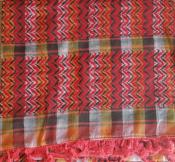 Keffieh palestinien Original Rose lisérés rouge et noir pompons rouges