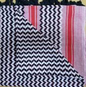 Keffieh palestinien Original rose bande rouge et pompons noir 